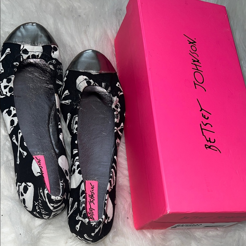 Betsey Johnson Black Skull Print Flats with Silver Toes - Picture 13 of 13